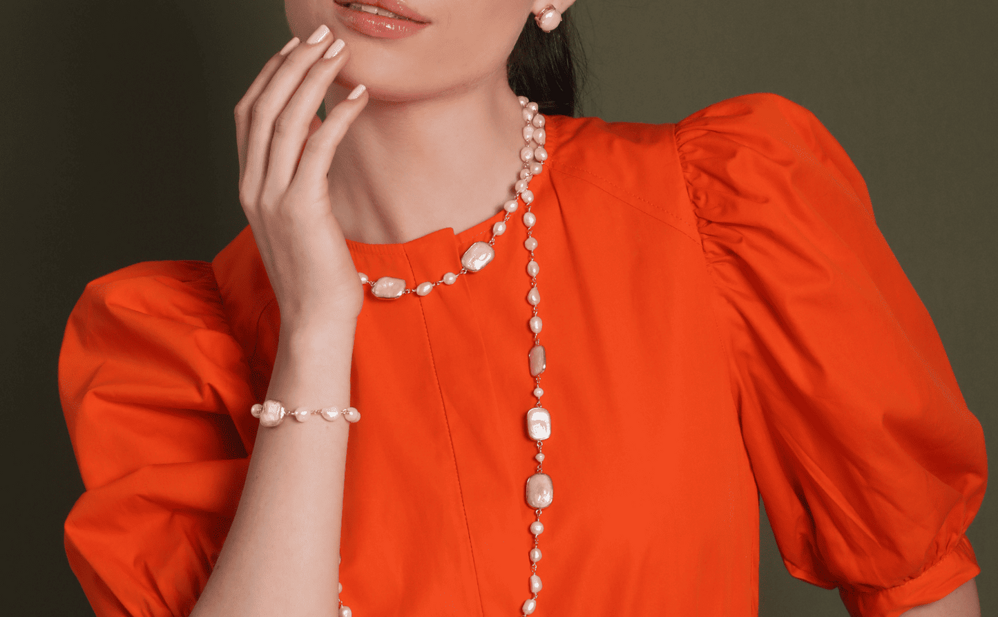 Pearl bracelet in baroque shape.