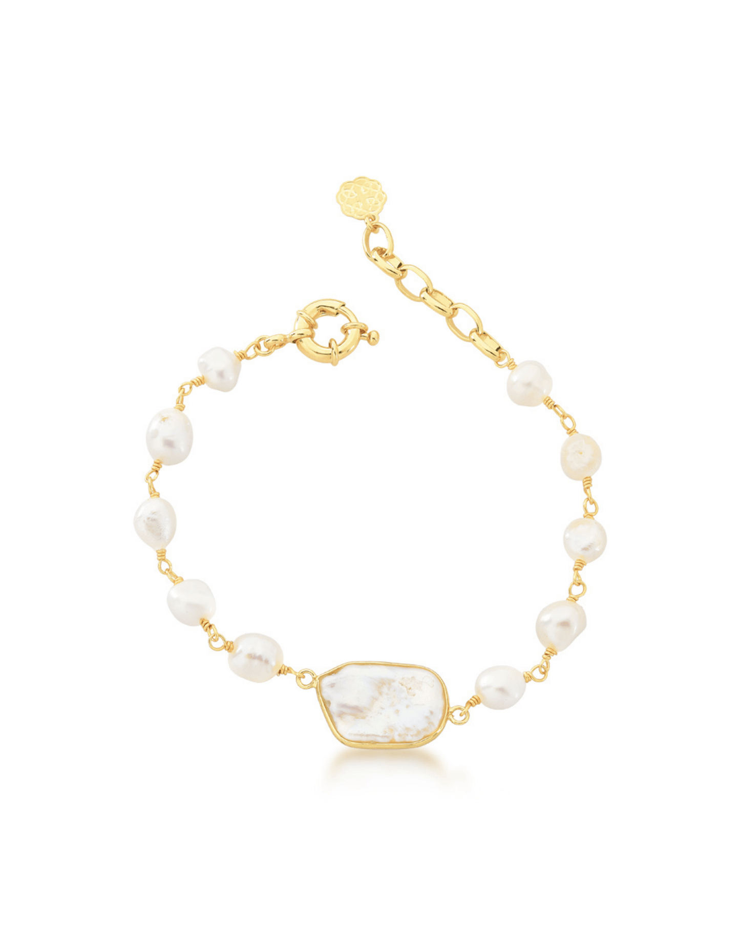 Pearl bracelet in baroque shape.