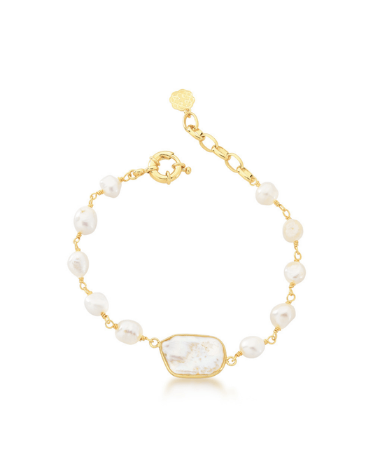 Pearl bracelet in baroque shape.